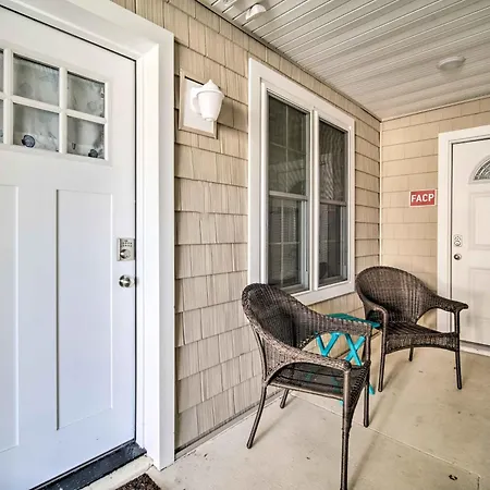 Wildwood Ground-Floor Condo With Community Pool
